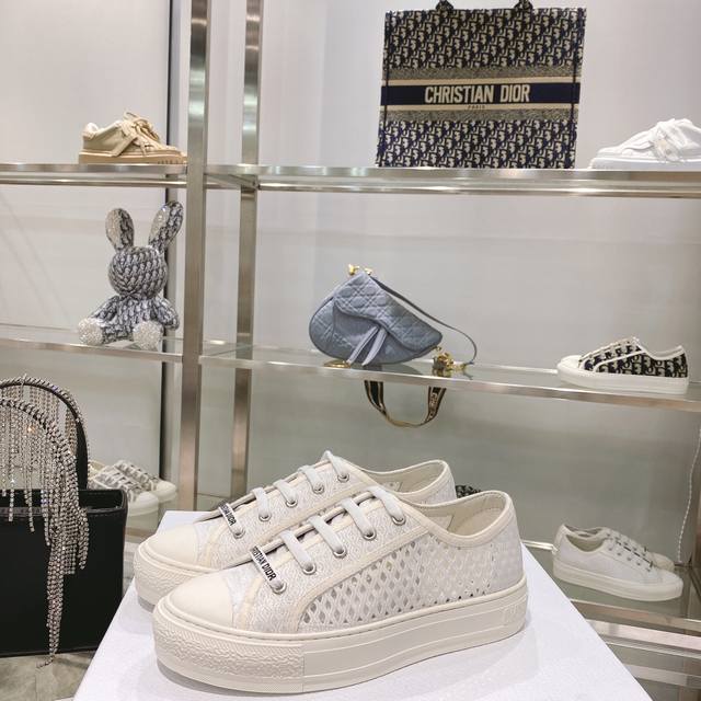 出厂： size：35-41 41码订做不退换 Dior迪奥 刺绣 系列. 图案系带平底休闲鞋