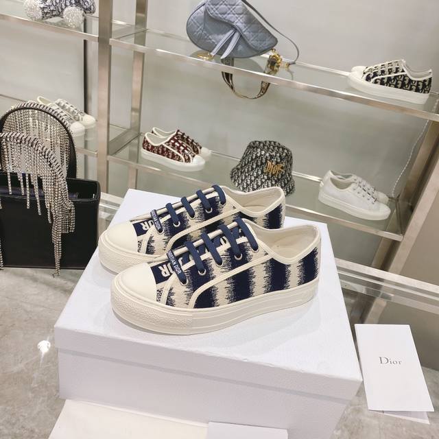 出厂： size：35-41 41码订做不退换 Dior迪奥 刺绣 系列. 图案系带平底休闲鞋