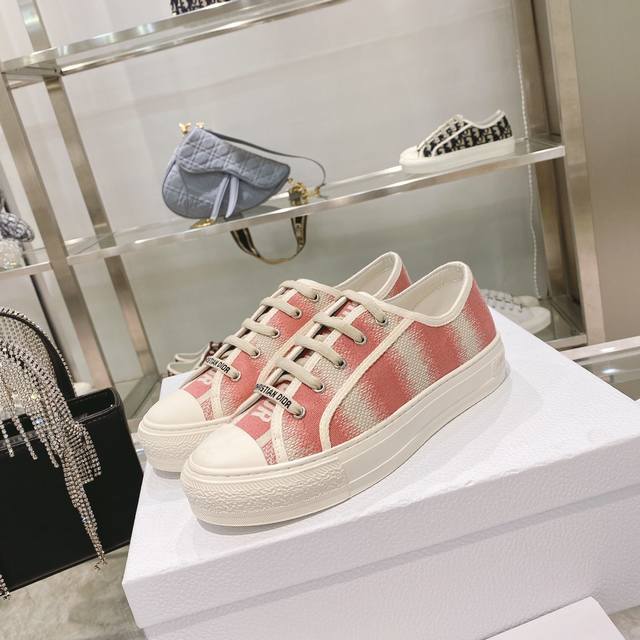 出厂： size：35-41 41码订做不退换 Dior迪奥 刺绣 系列. 图案系带平底休闲鞋