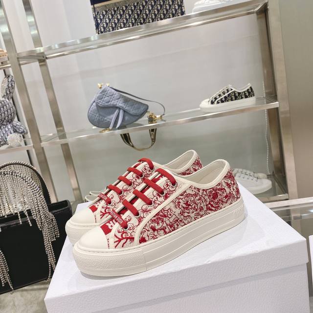 出厂： size：35-41 41码订做不退换 Dior迪奥 刺绣 系列. 图案系带平底休闲鞋