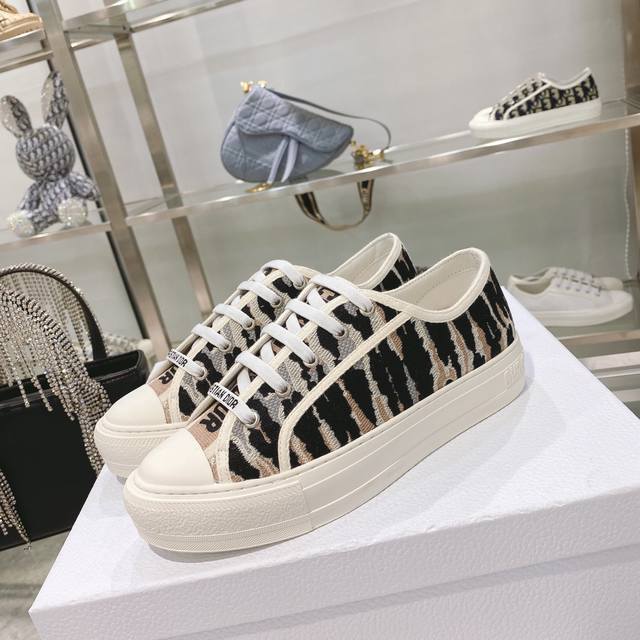 出厂： size：35-41 41码订做不退换 Dior迪奥 刺绣 系列. 图案系带平底休闲鞋