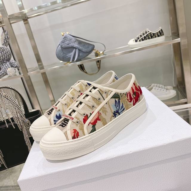 出厂： size：35-41 41码订做不退换 Dior迪奥 刺绣 系列. 图案系带平底休闲鞋