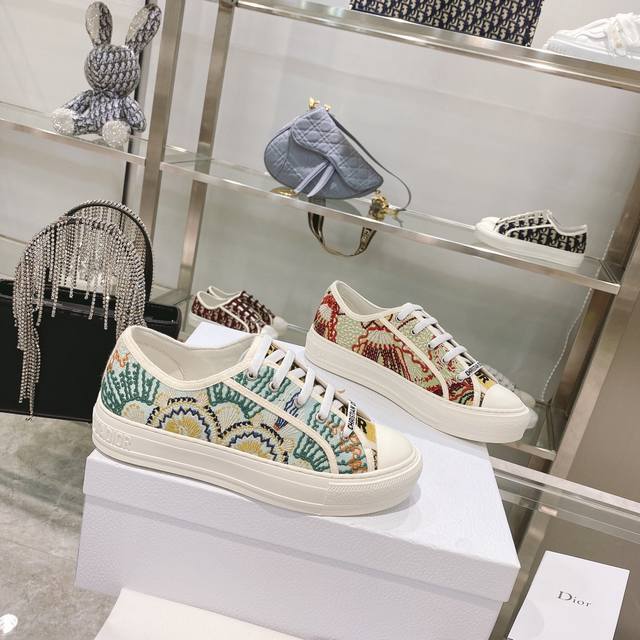出厂： size：35-41 41码订做不退换 Dior迪奥 刺绣 系列. 图案系带平底休闲鞋