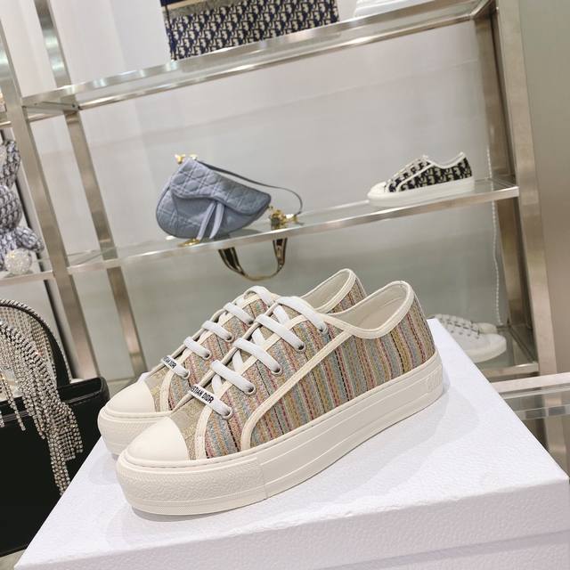 出厂： size：35-41 41码订做不退换 Dior迪奥 刺绣 系列. 图案系带平底休闲鞋
