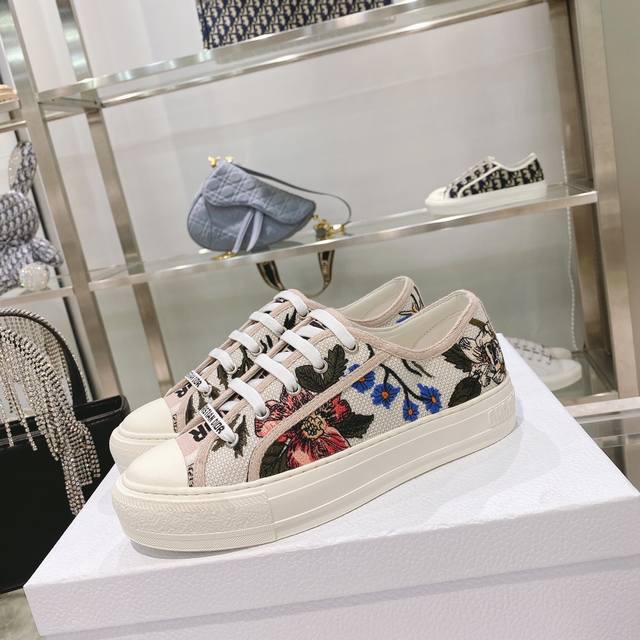 出厂： size：35-41 41码订做不退换 Dior迪奥 刺绣 系列. 图案系带平底休闲鞋