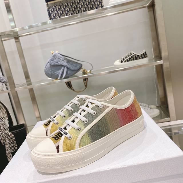 出厂： size：35-41 41码订做不退换 Dior迪奥 刺绣 系列. 图案系带平底休闲鞋