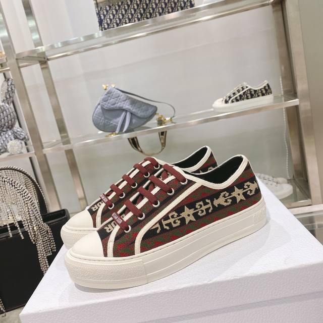 出厂： size：35-41 41码订做不退换 Dior迪奥 刺绣 系列. 图案系带平底休闲鞋