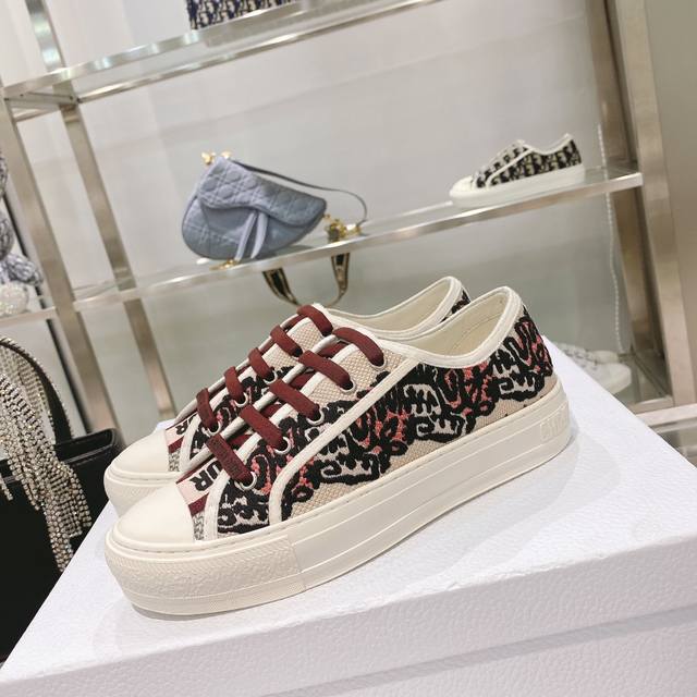 出厂： size：35-41 41码订做不退换 Dior迪奥 刺绣 系列. 图案系带平底休闲鞋