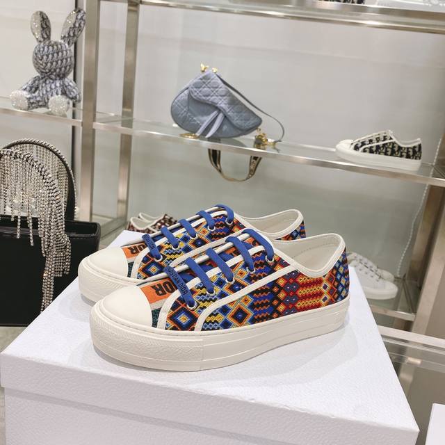 出厂： size：35-41 41码订做不退换 Dior迪奥 刺绣 系列. 图案系带平底休闲鞋
