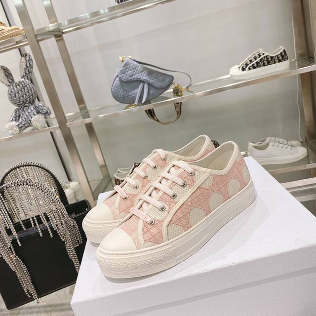 出厂： size：35-41 41码订做不退换 Dior迪奥 刺绣 系列. 图案系带平底休闲鞋