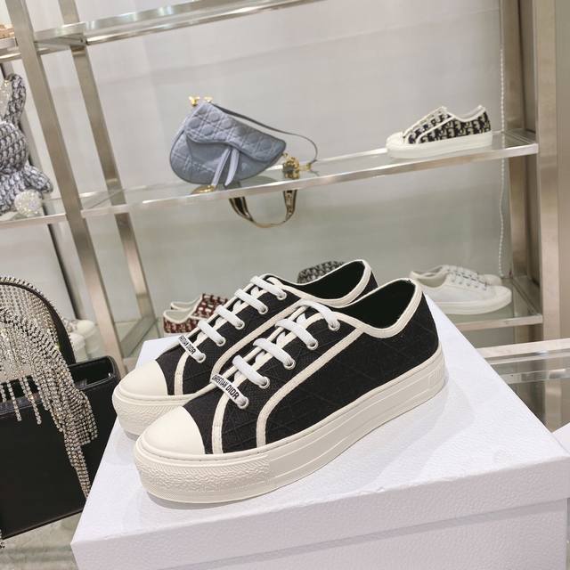 出厂： size：35-41 41码订做不退换 Dior迪奥 刺绣 系列. 图案系带平底休闲鞋