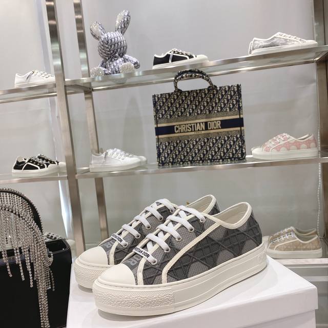 出厂： size：35-41 41码订做不退换 Dior迪奥 刺绣 系列. 图案系带平底休闲鞋