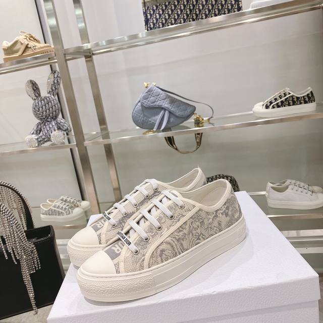 出厂： size：35-41 41码订做不退换 Dior迪奥 刺绣 系列. 图案系带平底休闲鞋
