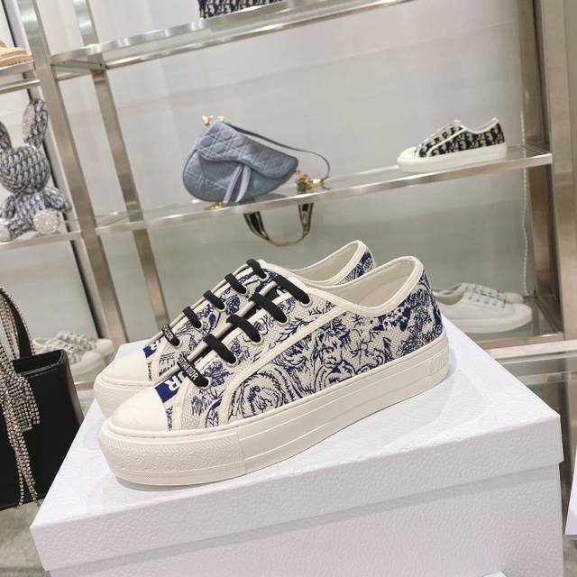 出厂： size：35-41 41码订做不退换 Dior迪奥 刺绣 系列. 图案系带平底休闲鞋