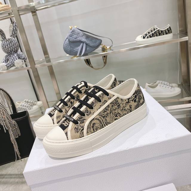 出厂： size：35-41 41码订做不退换 Dior迪奥 刺绣 系列. 图案系带平底休闲鞋