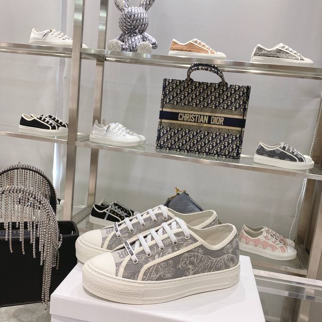 出厂： size：35-41 41码订做不退换 Dior迪奥 刺绣 系列. 图案系带平底休闲鞋