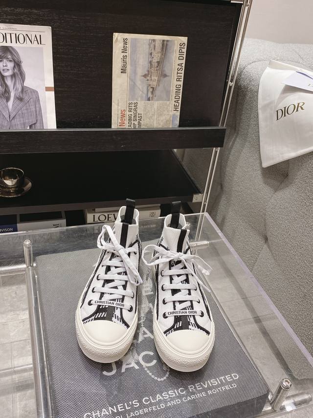 出厂： 23ss DIOR OBLIQUE 穿孔科技针织市面上唯一对版高端品质 原版拆解开发，每个细节都不放过，真正意义上的原版复刻，鞋面108针拉架织法，每公