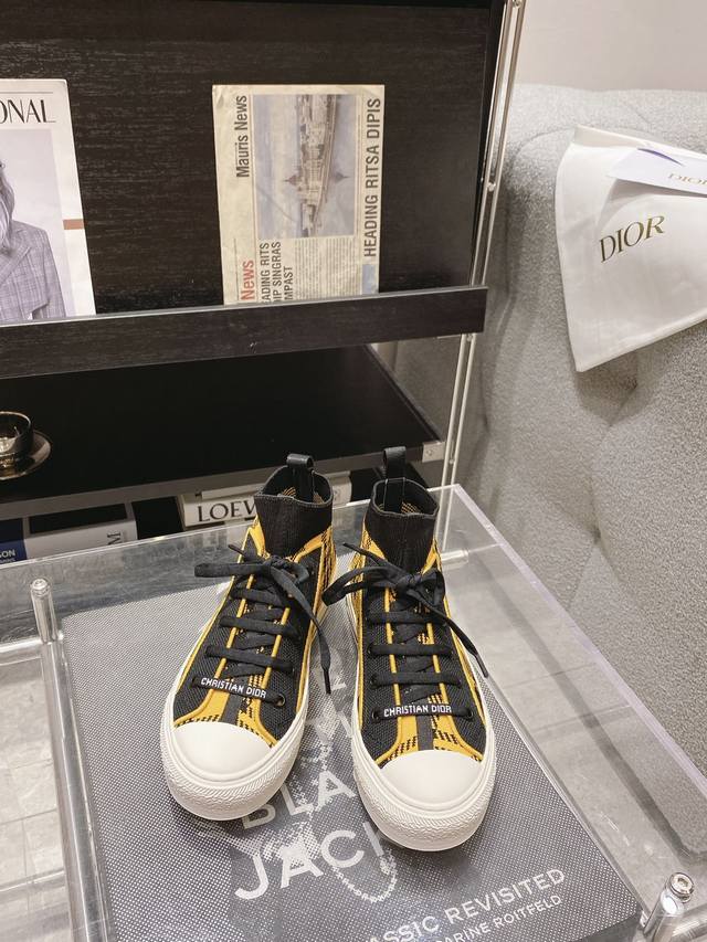 出厂： 23ss DIOR OBLIQUE 穿孔科技针织市面上唯一对版高端品质 原版拆解开发，每个细节都不放过，真正意义上的原版复刻，鞋面108针拉架织法，每公