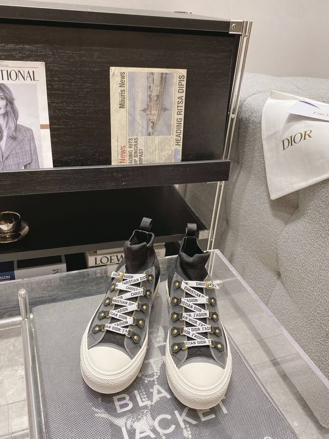 出厂： 23ss DIOR OBLIQUE 穿孔科技针织市面上唯一对版高端品质 原版拆解开发，每个细节都不放过，真正意义上的原版复刻，鞋面108针拉架织法，每公