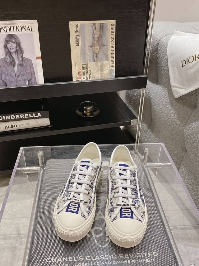 出厂： 新色上线size：35-41 41码订做不退换 Dio*迪奥 刺绣 系列. 图案系带平底休闲鞋