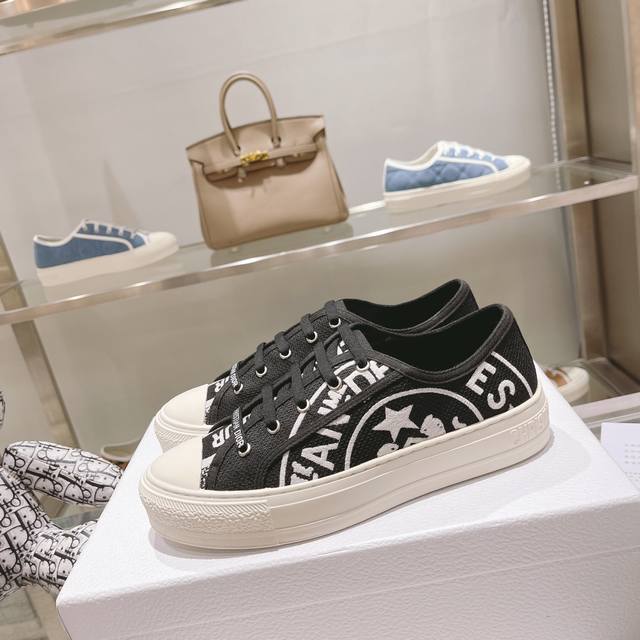 出厂： size：35-41 41码订做不退换 Dior迪奥 刺绣 系列. 图案系带平底休闲鞋