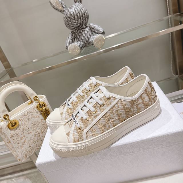 出厂： size：35-41 41码订做不退换 Dior迪奥 刺绣 系列. 图案系带平底休闲鞋