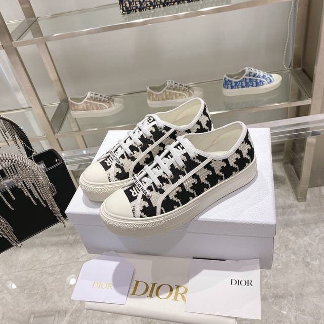 出厂： size：35-41 41码订做不退换 Dior迪奥 刺绣 系列. 图案系带平底休闲鞋