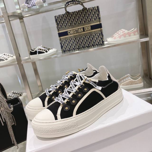 跑量款： size：35-41 41码订做不退换 Dior迪奥 刺绣 系列. 图案系带平底休闲鞋