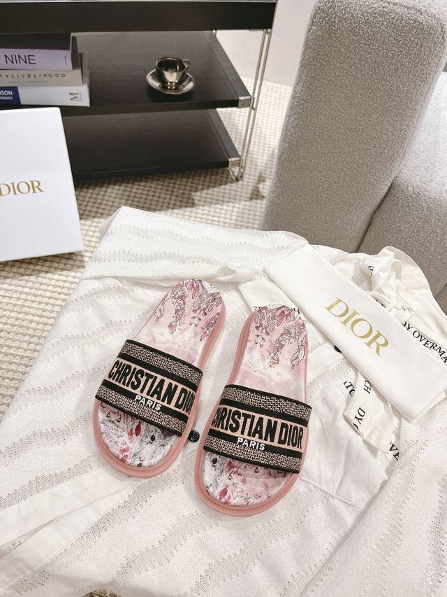 DIOR迪奥 春夏新款厚底电绣凉拖鞋 经典耐看的懒人拖鞋 超级精美好看 洋气吸睛 舒适百搭鞋面:环保高温水溶棉质电绣科技面大底:原版开模Tpr大底内里:水染羊皮