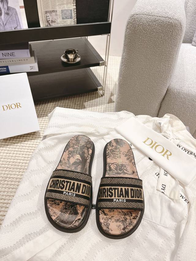 DIOR迪奥 春夏新款厚底电绣凉拖鞋 经典耐看的懒人拖鞋 超级精美好看 洋气吸睛 舒适百搭鞋面:环保高温水溶棉质电绣科技面大底:原版开模Tpr大底内里:水染羊皮