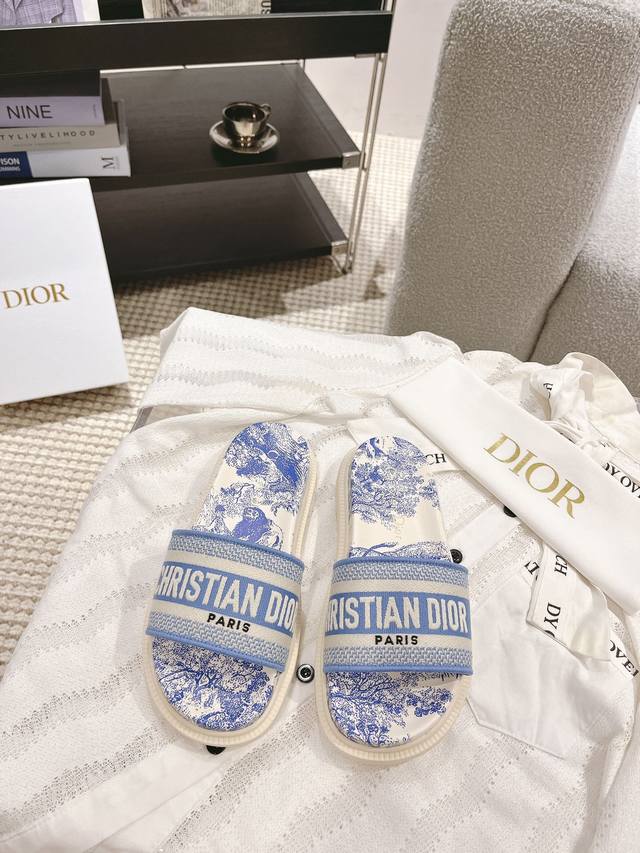 DIOR迪奥 春夏新款厚底电绣凉拖鞋 经典耐看的懒人拖鞋 超级精美好看 洋气吸睛 舒适百搭鞋面:环保高温水溶棉质电绣科技面大底:原版开模Tpr大底内里:水染羊皮