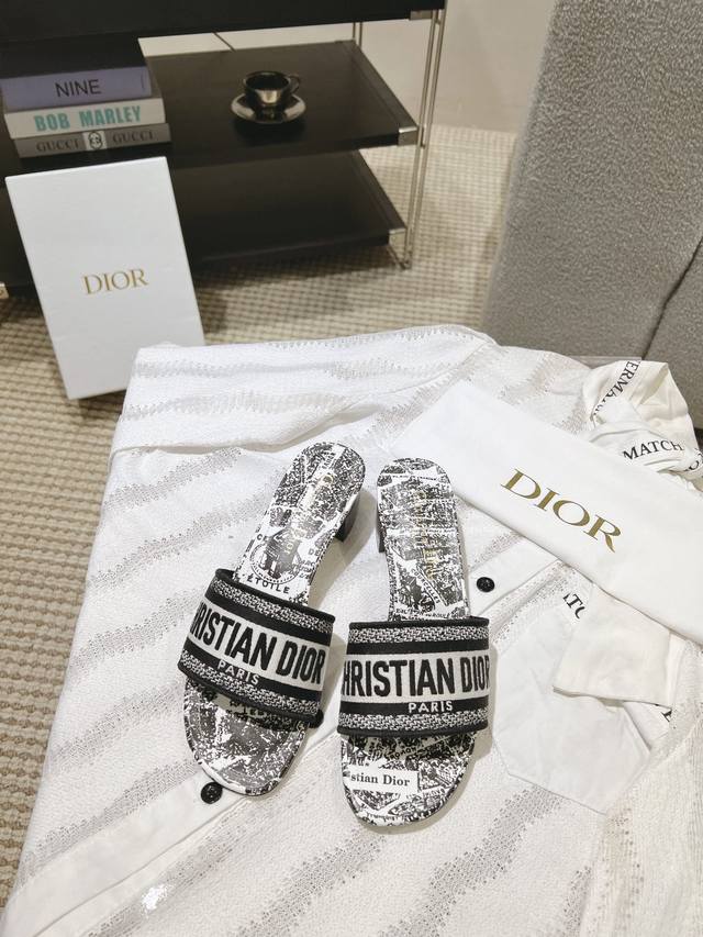 跑量价平底 ，高跟 ，钻面50D*or春夏新色CD迪奥女士老花刺绣皮底拖鞋克里斯丁迪奥一直是华丽与高雅的代名词，在时尚殿堂一直是雄踞顶端特別值得一提的是：鞋底绣