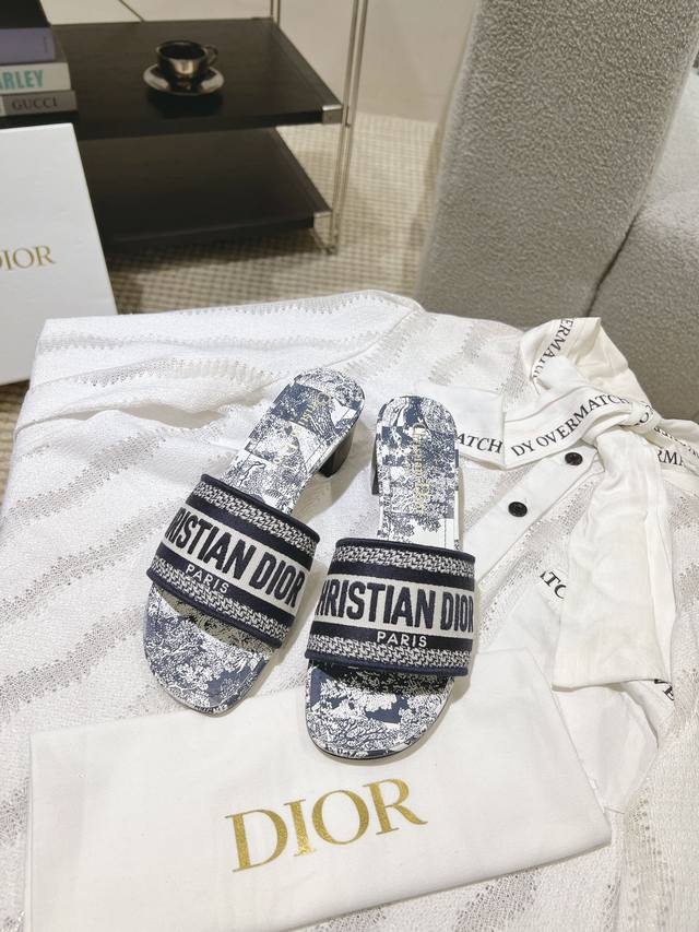 跑量价平底 ，高跟 ，钻面50D*or春夏新色CD迪奥女士老花刺绣皮底拖鞋克里斯丁迪奥一直是华丽与高雅的代名词，在时尚殿堂一直是雄踞顶端特別值得一提的是：鞋底绣