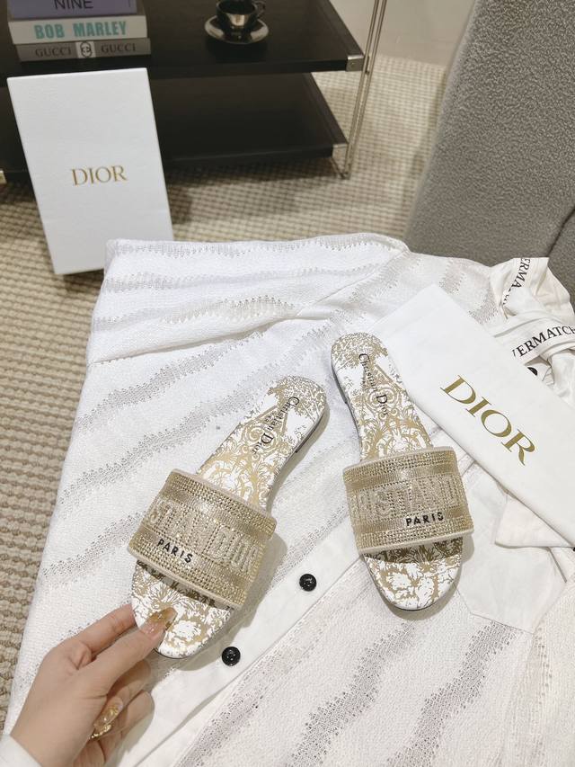 跑量价平底 ，高跟 ，钻面50D*or春夏新色CD迪奥女士老花刺绣皮底拖鞋克里斯丁迪奥一直是华丽与高雅的代名词，在时尚殿堂一直是雄踞顶端特別值得一提的是：鞋底绣