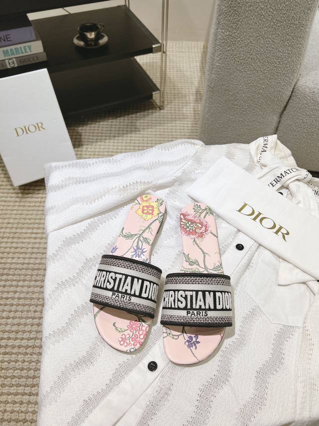 跑量价平底 ，高跟 ，钻面50D*or春夏新色CD迪奥女士老花刺绣皮底拖鞋克里斯丁迪奥一直是华丽与高雅的代名词，在时尚殿堂一直是雄踞顶端特別值得一提的是：鞋底绣
