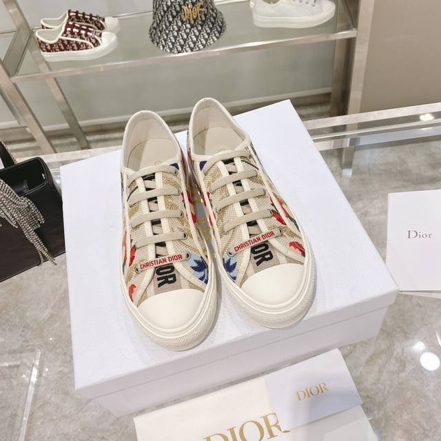 WALK'N刺绣鞋 内里全绵羊皮里 Size：35-41 41定做不退换 颜色太多，部分颜色定做不退换
