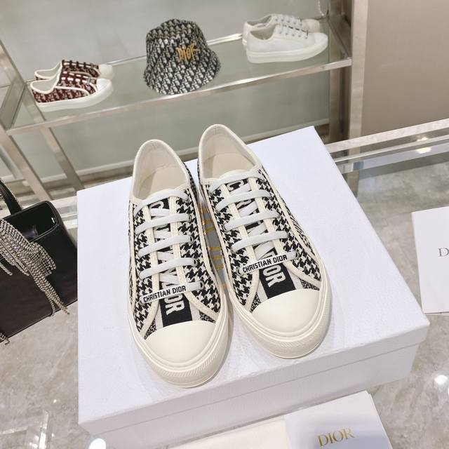 WALK'N刺绣鞋 内里全绵羊皮里 Size：35-41 41定做不退换 颜色太多，部分颜色定做不退换