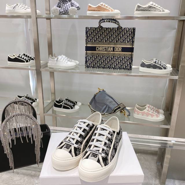 WALK'N刺绣鞋 内里全绵羊皮里 Size：35-41 41定做不退换 颜色太多，部分颜色定做不退换