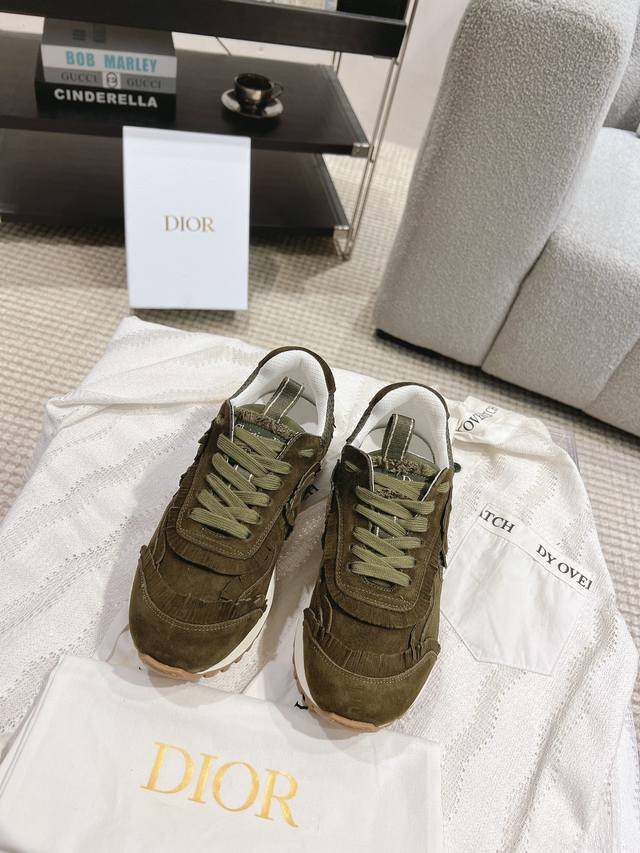 C'est Dior 迪奥 24早春新款全新休闲运动鞋‘以绒面牛皮革和网眼织物制作，轻盈透气。侧边的CD字母非常有Dio*辩识度，运动风设计融合流苏细节也增添了