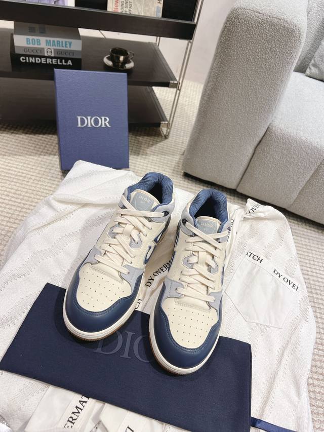 男款10 顶级版本 Dio 迪奥B57系列 情侣款休闲板鞋 原版购入开发做货 采用迪奥灰牛皮革精心制作，侧面饰以同色调 CD Diamond 图案帆布镶片。 C