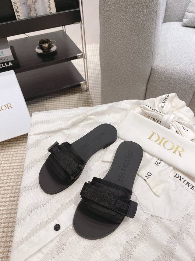 Dior D家最新魔术贴扣凉拖鞋系列 全新色系！原版完美复刻 最流行的配色面料 层次感超强 原版开模高档TPU大底 不是普通橡胶哈 非常舒适好走 鞋面材料全部原