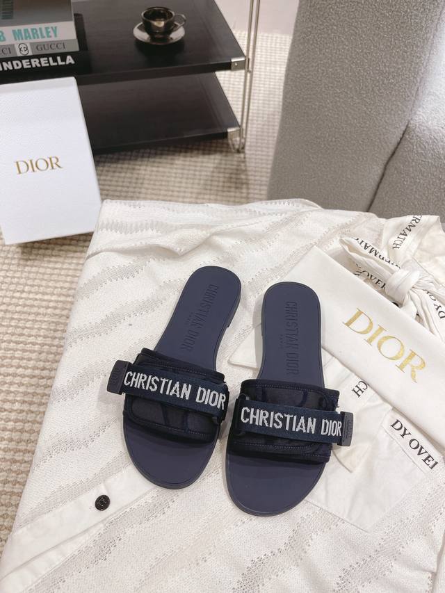 Dior D家最新魔术贴扣凉拖鞋系列 全新色系！原版完美复刻 最流行的配色面料 层次感超强 原版开模高档TPU大底 不是普通橡胶哈 非常舒适好走 鞋面材料全部原