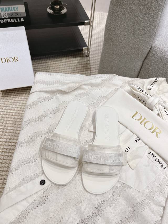 Dior D家最新魔术贴扣凉拖鞋系列 全新色系！原版完美复刻 最流行的配色面料 层次感超强 原版开模高档TPU大底 不是普通橡胶哈 非常舒适好走 鞋面材料全部原
