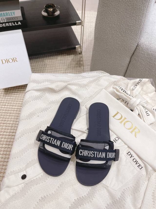 Dior D家最新魔术贴扣凉拖鞋系列 全新色系！原版完美复刻 最流行的配色面料 层次感超强 原版开模高档TPU大底 不是普通橡胶哈 非常舒适好走 鞋面材料全部原
