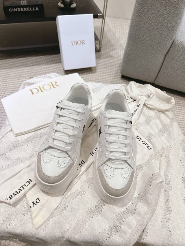一眼就爱上的“厚底”小白鞋D家 2024春夏季新款这款Dior Star运动鞋延续经久不衰的轮廓，采用白色牛皮革精心制作，所以上脚会特别的舒服哦鞋面星星装饰，提