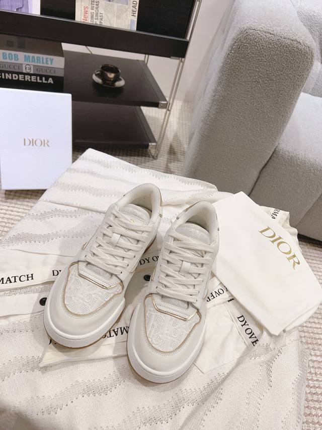 Dior家 one系列 小白鞋原版购入开发，采用原版白色牛皮革热压印花技术，立体感满满。 定制透气内里 舒适百搭 双色tpu大底，跟随原版。面料: 原版定制头层