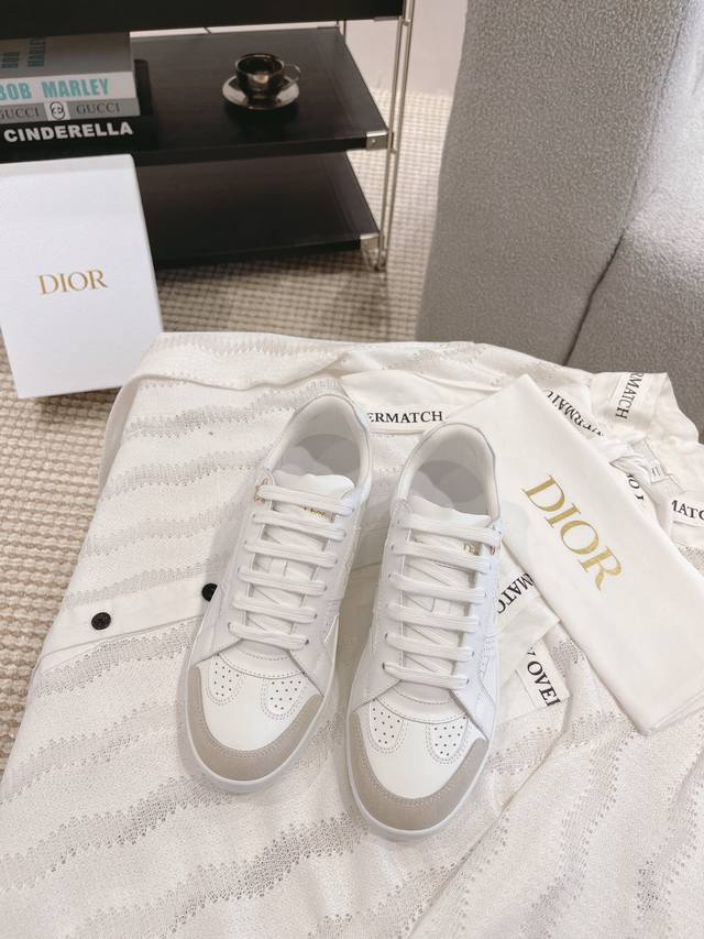 一眼就爱上的小白鞋D家 秋季新款这款Dior Star运动鞋延续经久不衰的轮廓，采用白色牛皮革精心制作，所以上脚会特别的舒服哦饰以同色调绒面革镶片金属星星装饰鞋