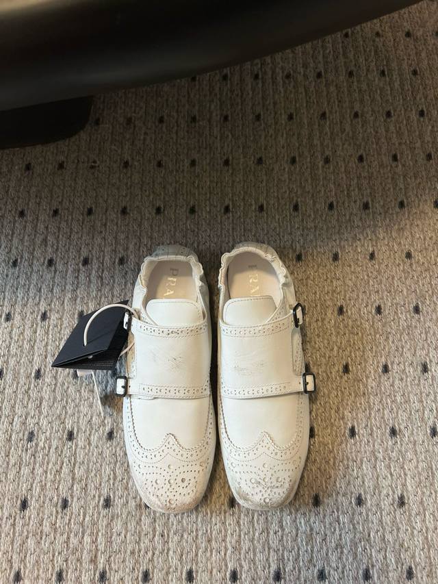 Prad* 25ss 普拉达走秀款复古2扣单鞋爆款！走秀款 复古感时髦满满 随意百搭 时尚休闲 独到味道，人人都爱也轻松驾驭 每年都会爆.足以征服你，穿上它，休