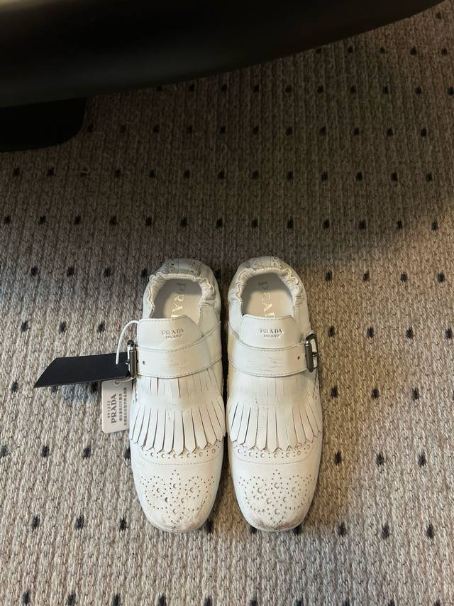 Prad* 25ss 普拉达走秀款复古流苏单鞋爆款！走秀款 复古感时髦满满 随意百搭 时尚休闲 独到味道，人人都爱也轻松驾驭 每年都会爆.足以征服你，穿上它，休