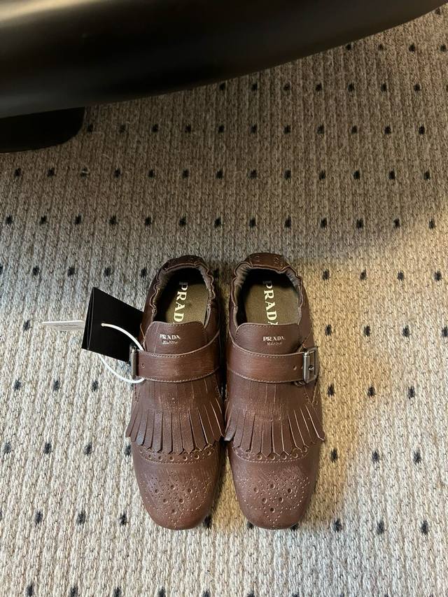 Prad* 25ss 普拉达走秀款复古流苏单鞋爆款！走秀款 复古感时髦满满 随意百搭 时尚休闲 独到味道，人人都爱也轻松驾驭 每年都会爆.足以征服你，穿上它，休